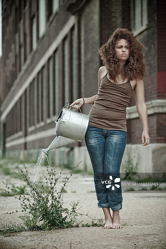 城市园丁-给杂草浇水图片素材