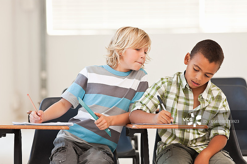 小学生偷看同学试卷图片素材