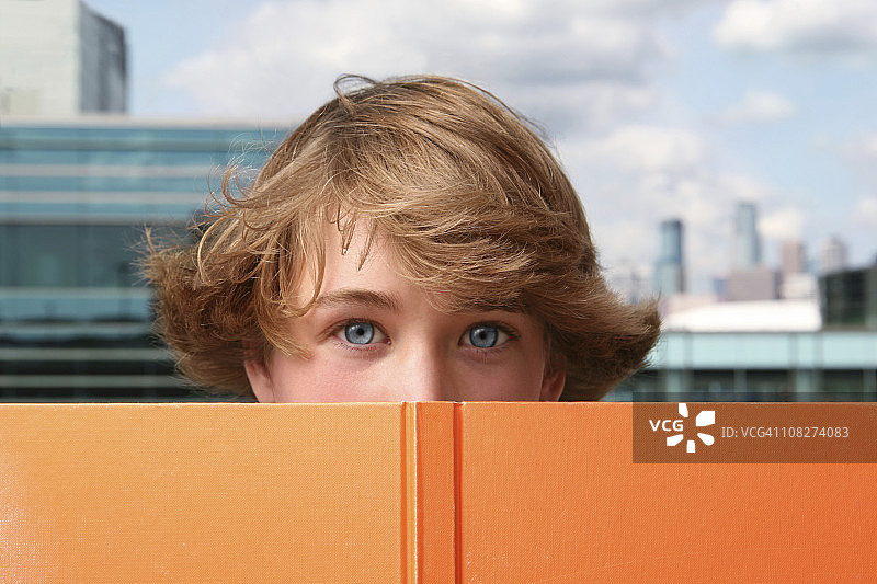 拿着书的男学生图片素材