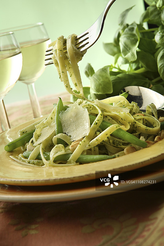 意大利美食：Tagliatelle意面与香蒜酱图片素材