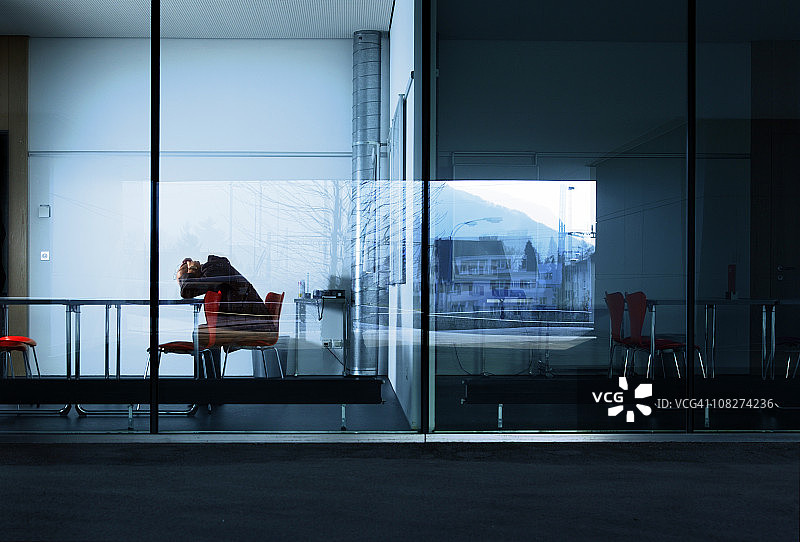 趴在桌子上的商人图片素材