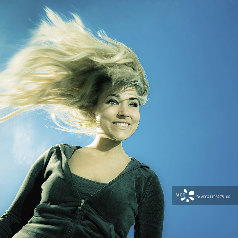 有着金色头发的年轻女人图片素材