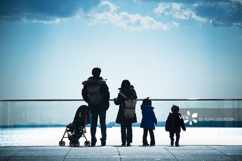 家庭眺望大海图片素材