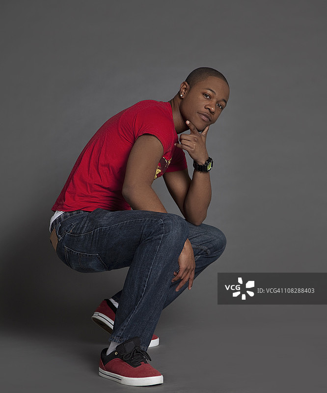 灰色背景上的年轻男子肖像图片素材