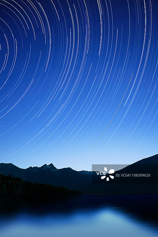 星空下的暮色山脉图片素材