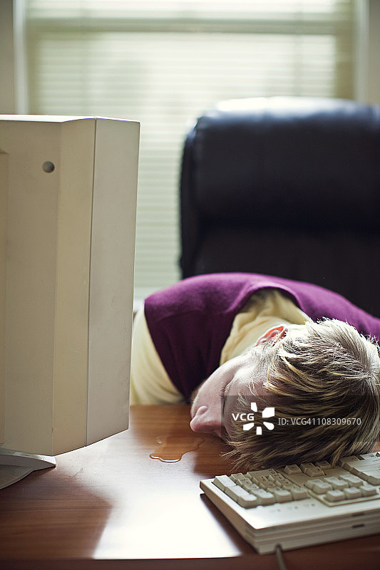 办公室里流口水的睡觉员工图片素材