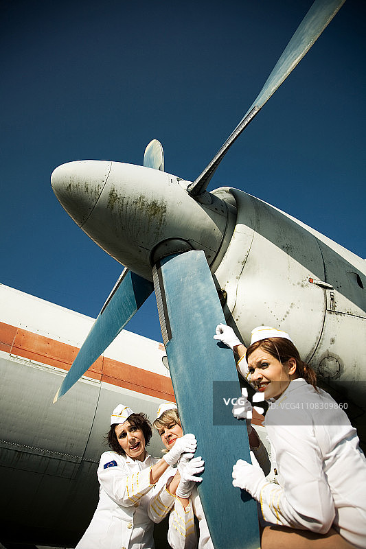 空姐与飞机螺旋桨图片素材