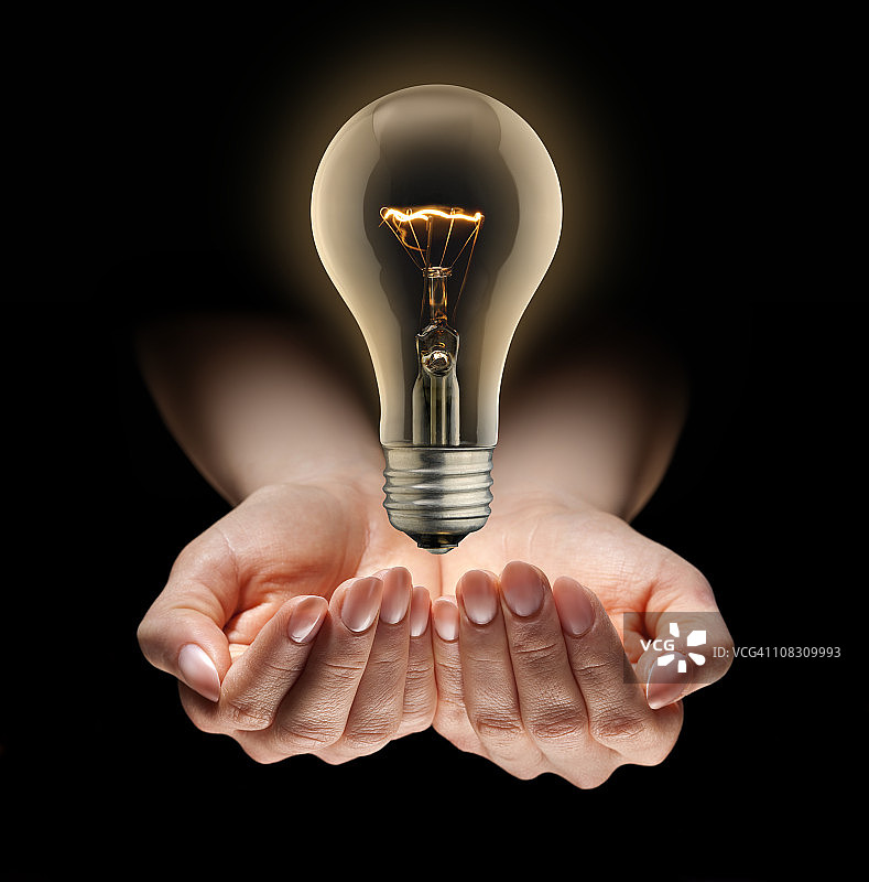 悬浮在呵护之手之上的创意灯泡图片素材