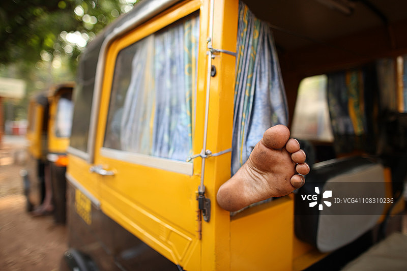 在自动人力车里的脚图片素材