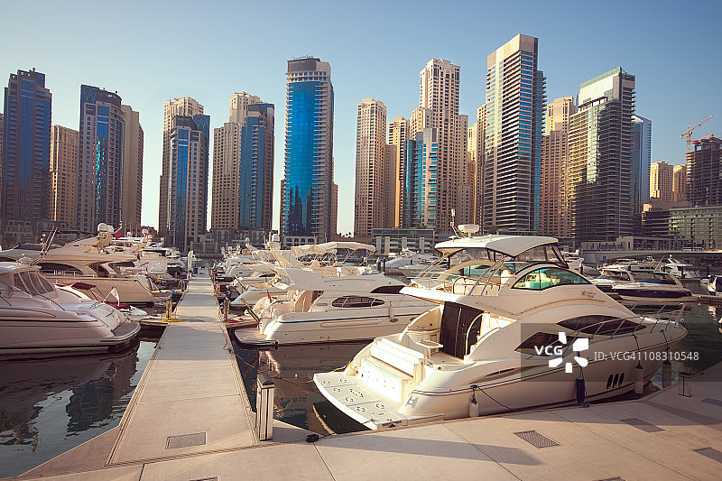迪拜码头：高楼林立，白色船只点缀图片素材