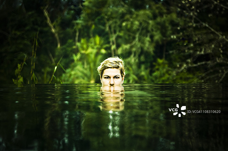 公主与鳄鱼图片素材