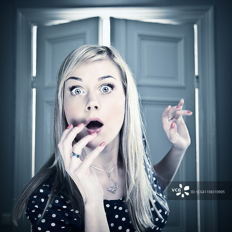 身后有扇打开的门，害怕的女人图片素材