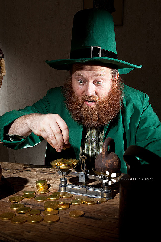 绿矮人计算金币图片素材