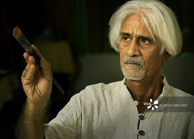 复古风格的艺术家肖像图片素材