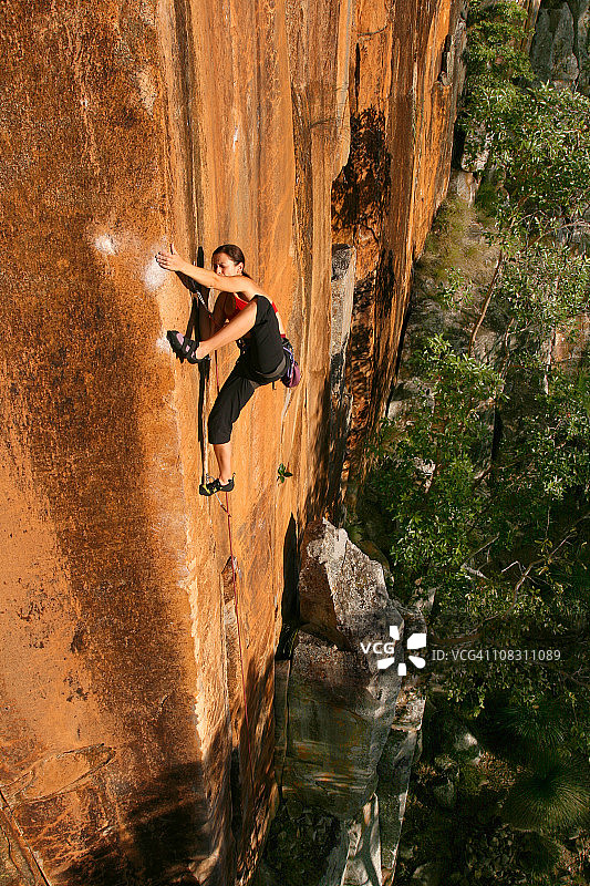 攀岩的女人图片素材
