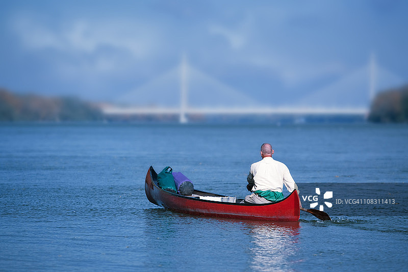 划船驶向桥梁图片素材