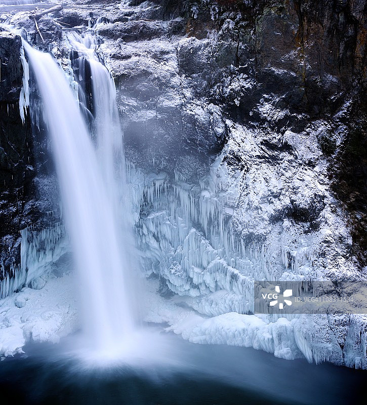 冰封的斯诺夸尔米瀑布垂直全景图图片素材