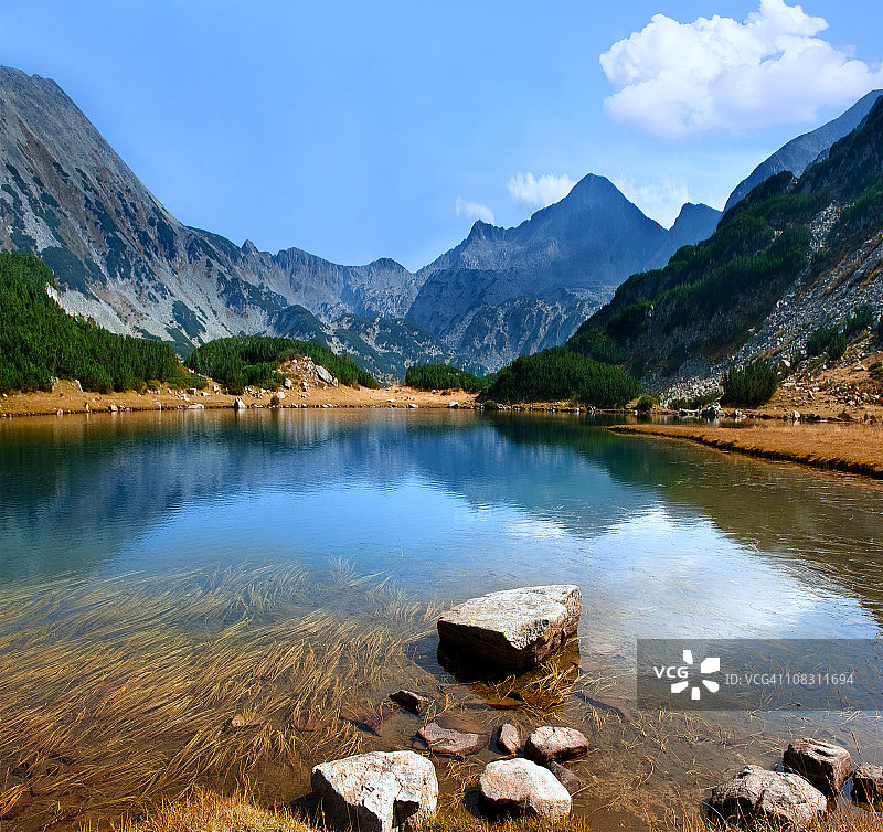 山间湖泊图片素材