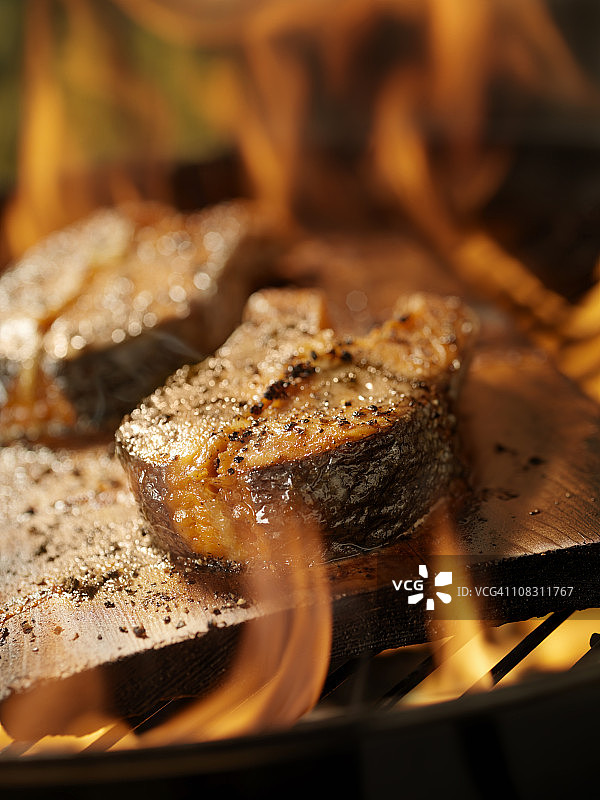 户外烧烤的雪松板三文鱼排图片素材