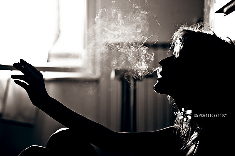 抽烟的年轻女孩图片素材