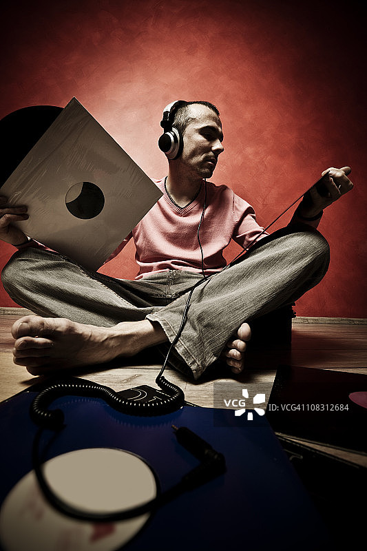 听黑胶唱片的人图片素材