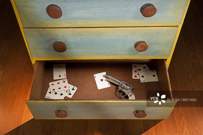装有扑克牌的打开的抽屉图片素材