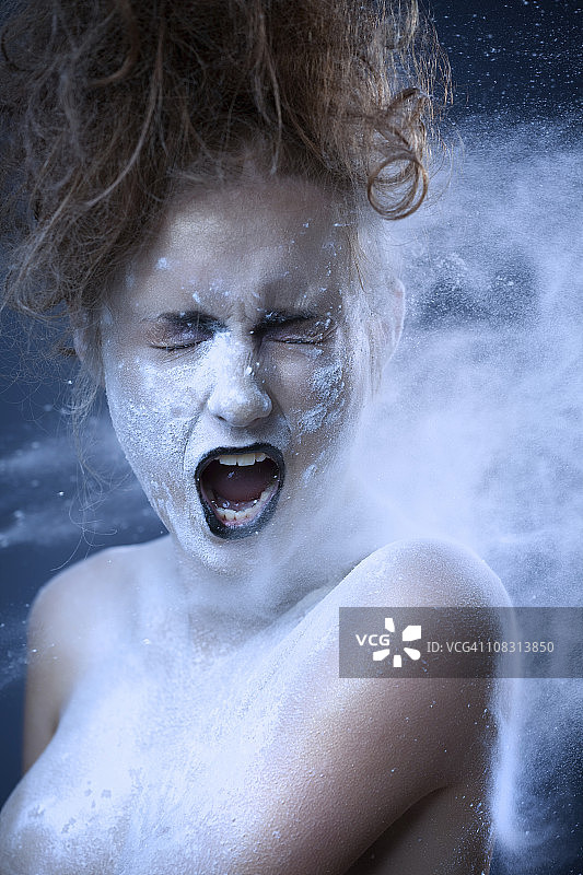 尖叫的女人图片素材