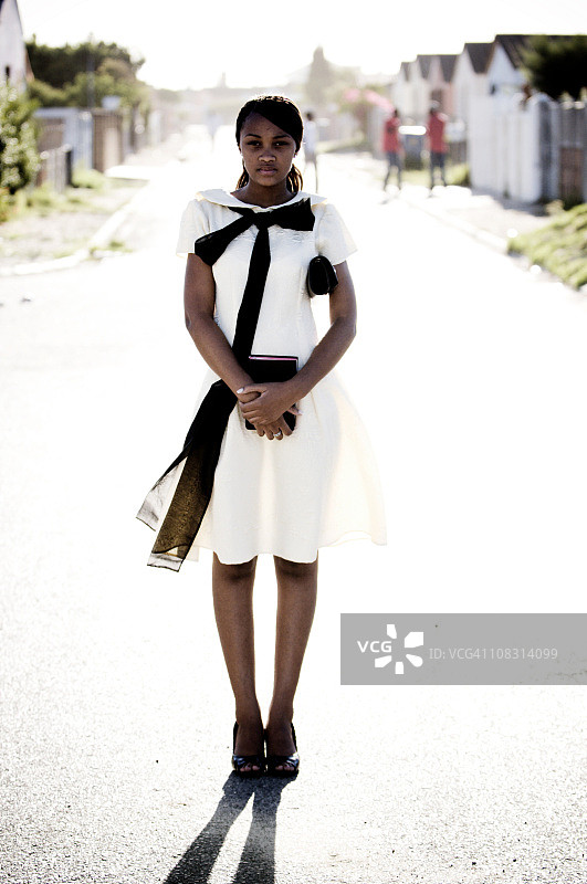 在街上拿着黑书的女孩图片素材