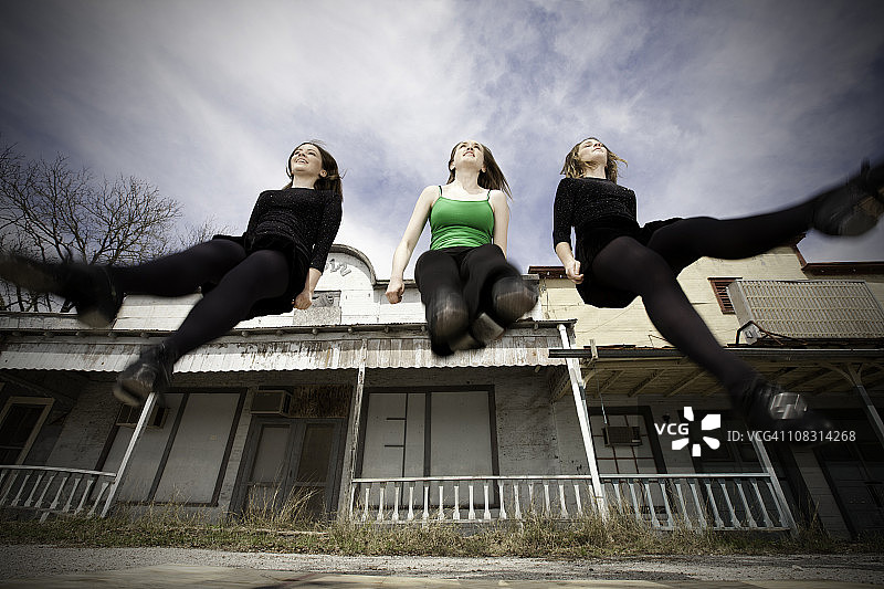 在古老乡村小镇中跳舞的克洛格舞者图片素材