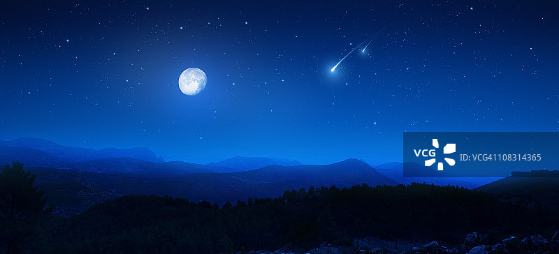 群山之上升起的月亮图片素材