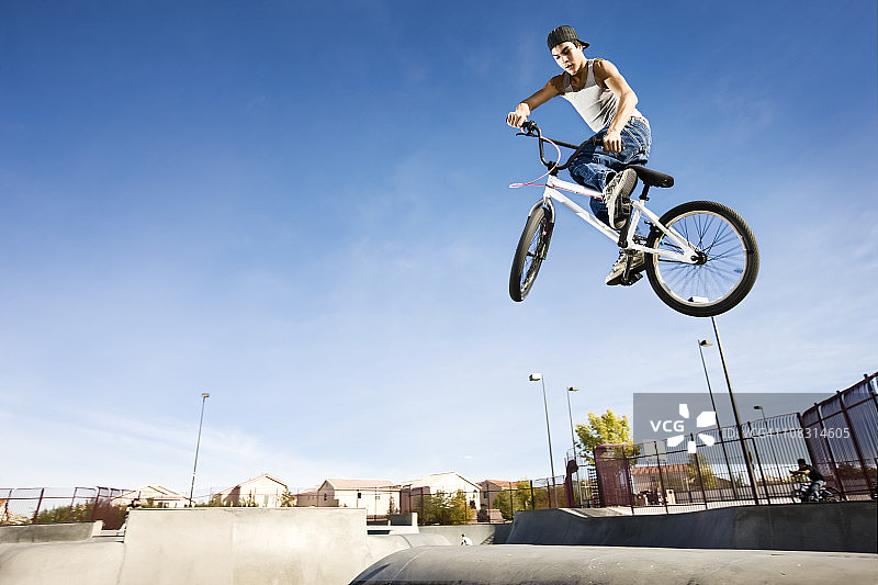 BMX自行车特技甩尾图片素材