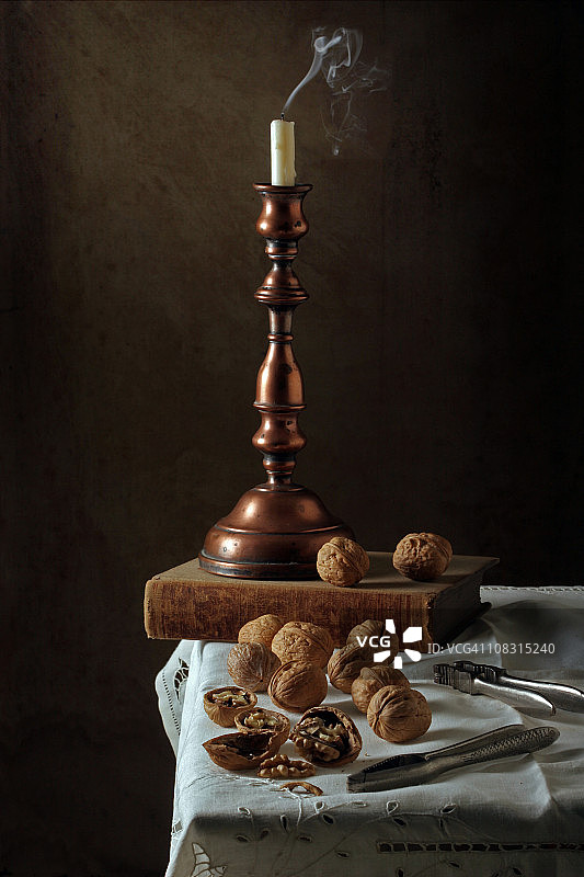 烛台和坚果图片素材