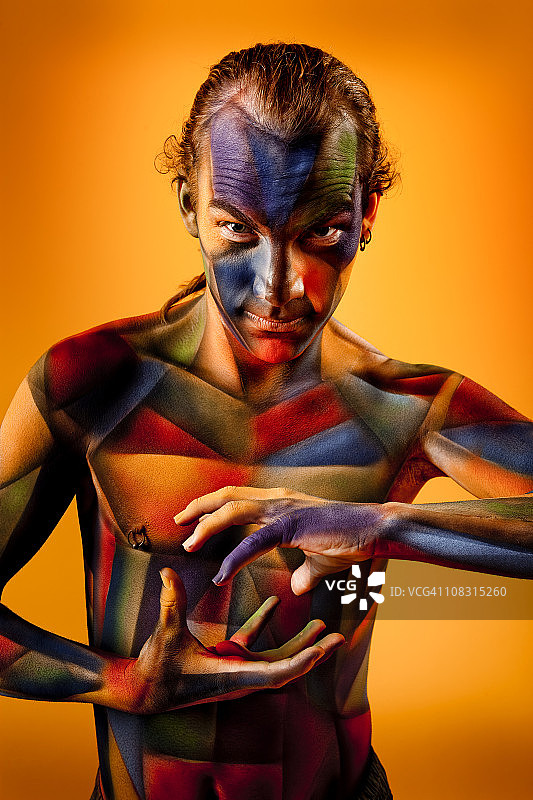 彩色立体主义人体彩绘图片素材