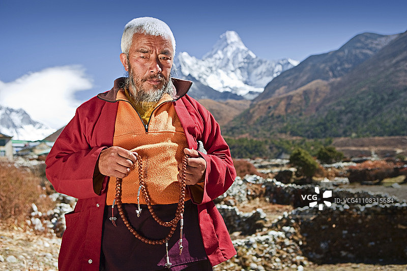 阿玛达布拉姆山背景下的佛教僧侣图片素材