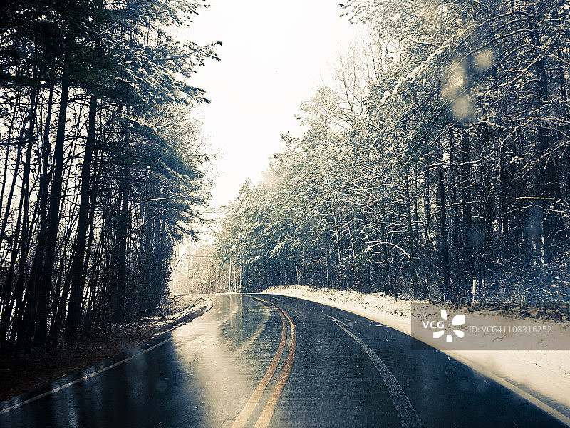 在雪路上图片素材