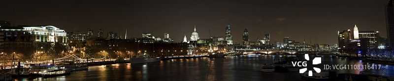 伦敦夜景全景：泰晤士河与璀璨天际线图片素材