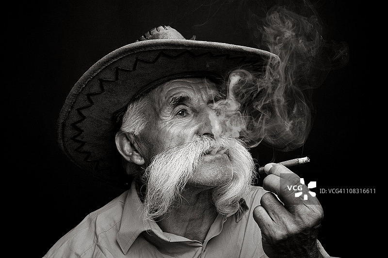 吸烟的老人图片素材
