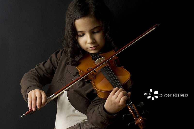 小提琴手小女孩图片素材