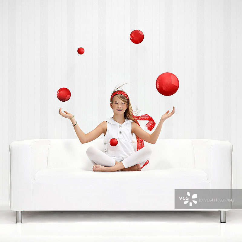 玩红色球的少女图片素材