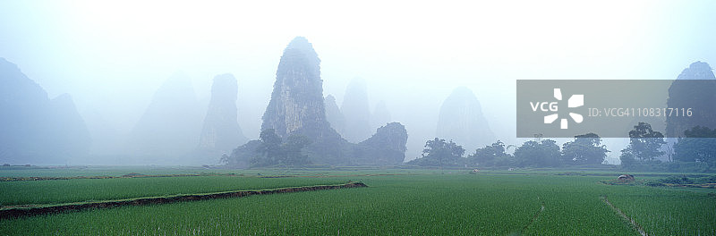 雾中的丘陵和山峰图片素材