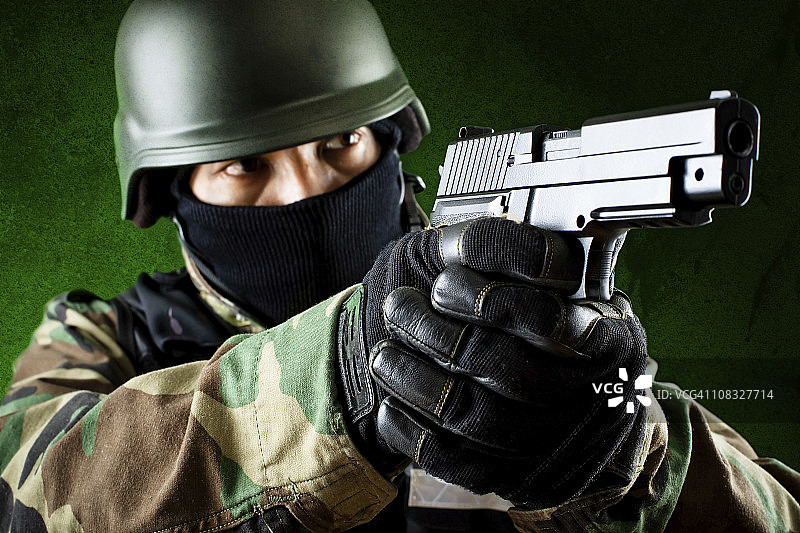 手持9毫米手枪的士兵图片素材