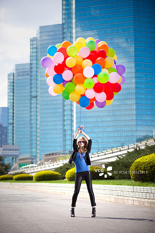 女子手持多个气球图片素材
