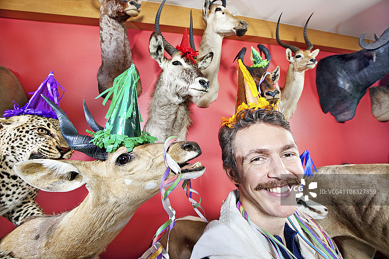 戴着派对帽庆祝生日的男人图片素材