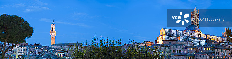 意大利托斯卡纳锡耶纳蓝色黄昏曼贾塔与主教座堂全景图片素材