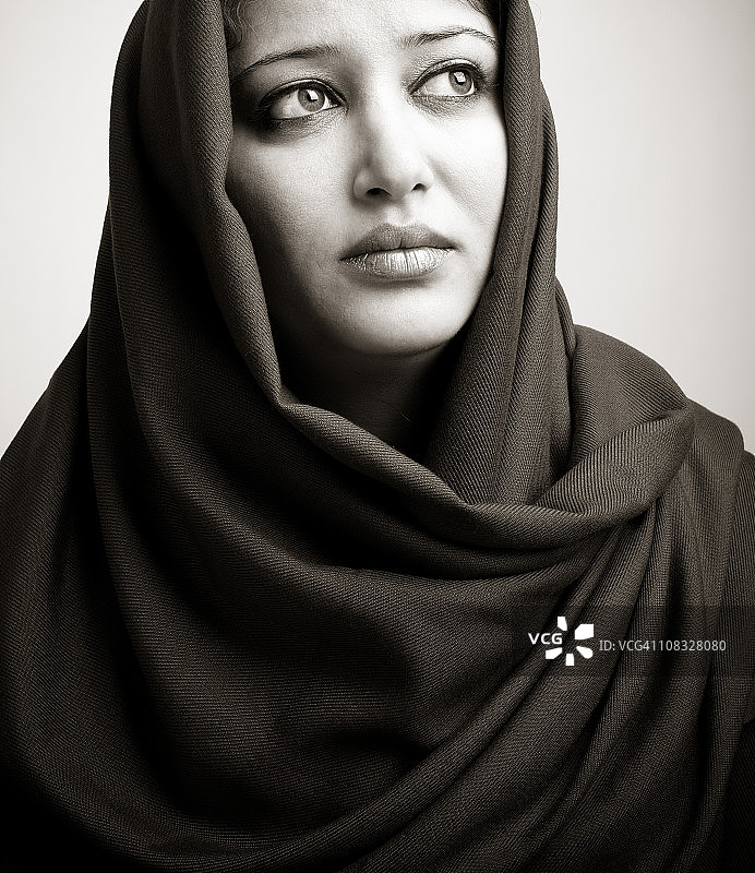 戴着围巾的女人图片素材