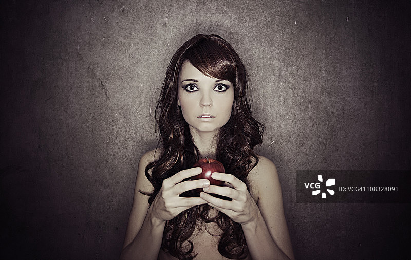 女人拿着苹果图片素材