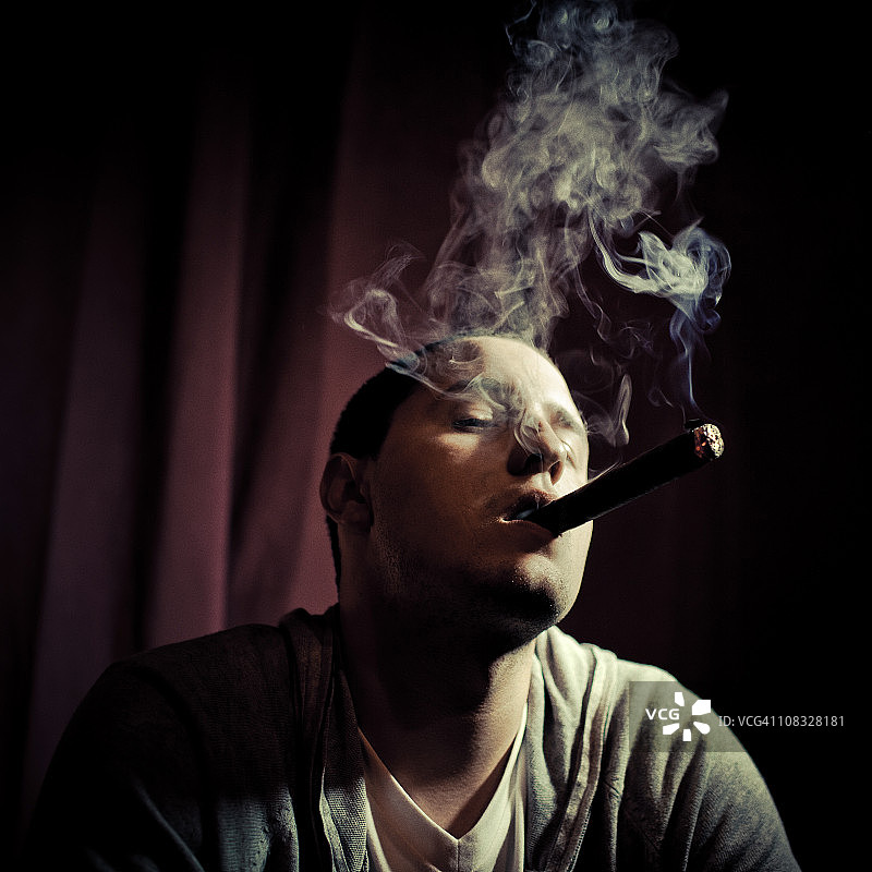 抽古巴雪茄的年轻男人图片素材