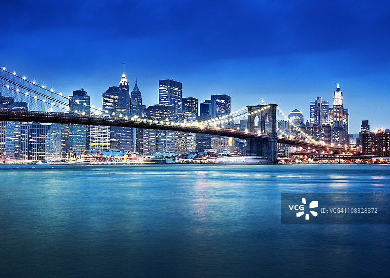 夜晚的曼哈顿天际线图片素材