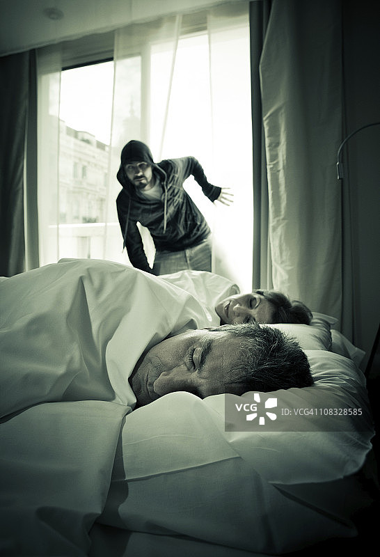 入侵者闯入公寓图片素材