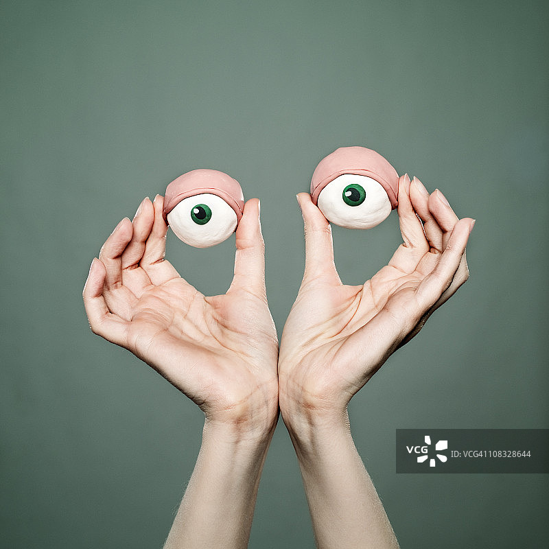 女人的泥塑眼睛图片素材